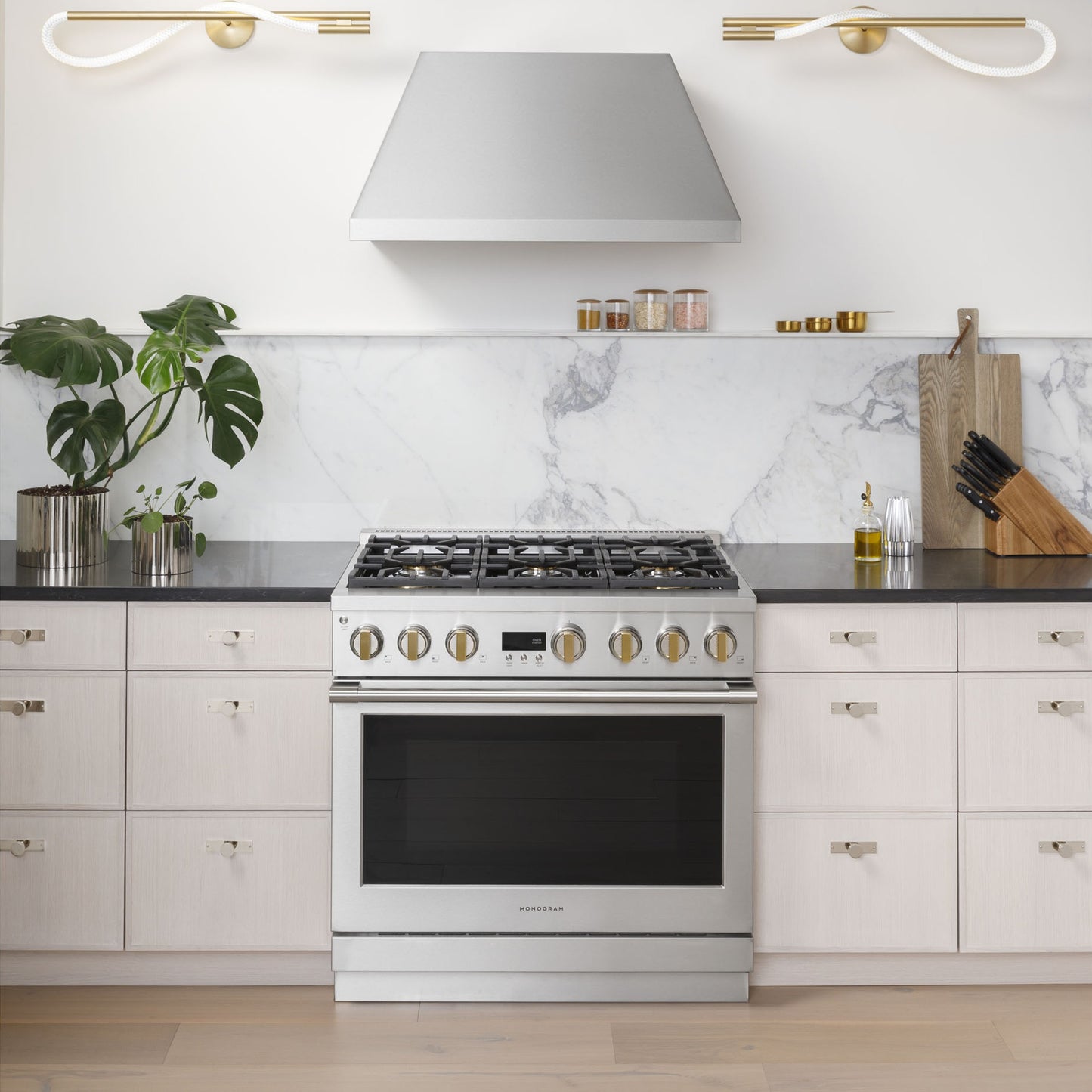 Monogram ZDP364NDTSS 36" Dual Fuel Professional Range with 4 Burners and Griddle